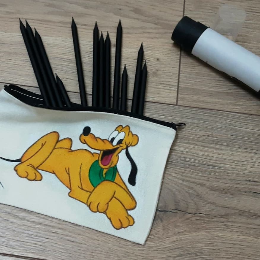 Astuccio in cotone con Pluto: l'amico di sempre dipinto a mano per te